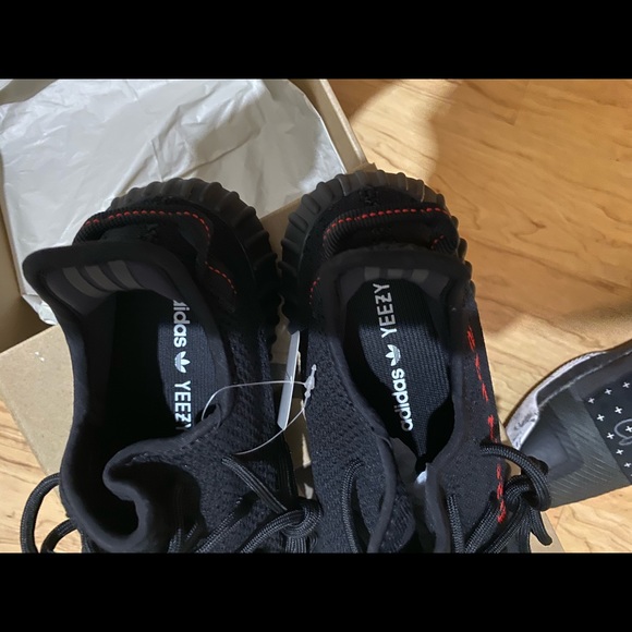 Yeezy 350 v2 - Picture 2 of 8